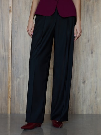Loose-fitting trousers with waist pleats