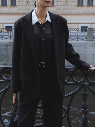 Single-breasted jacket with contrasting buttons