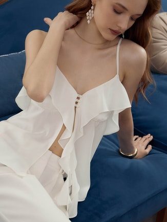 Strappy top with flounces and small buttons
