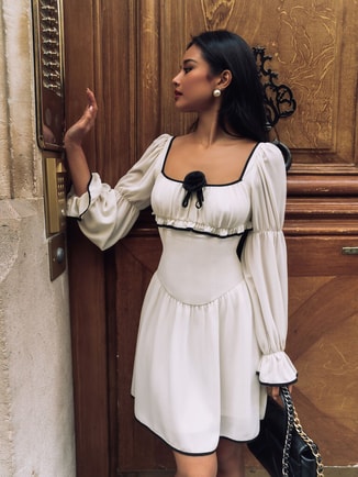 Mini dress with contrast edging and bow on the bodice